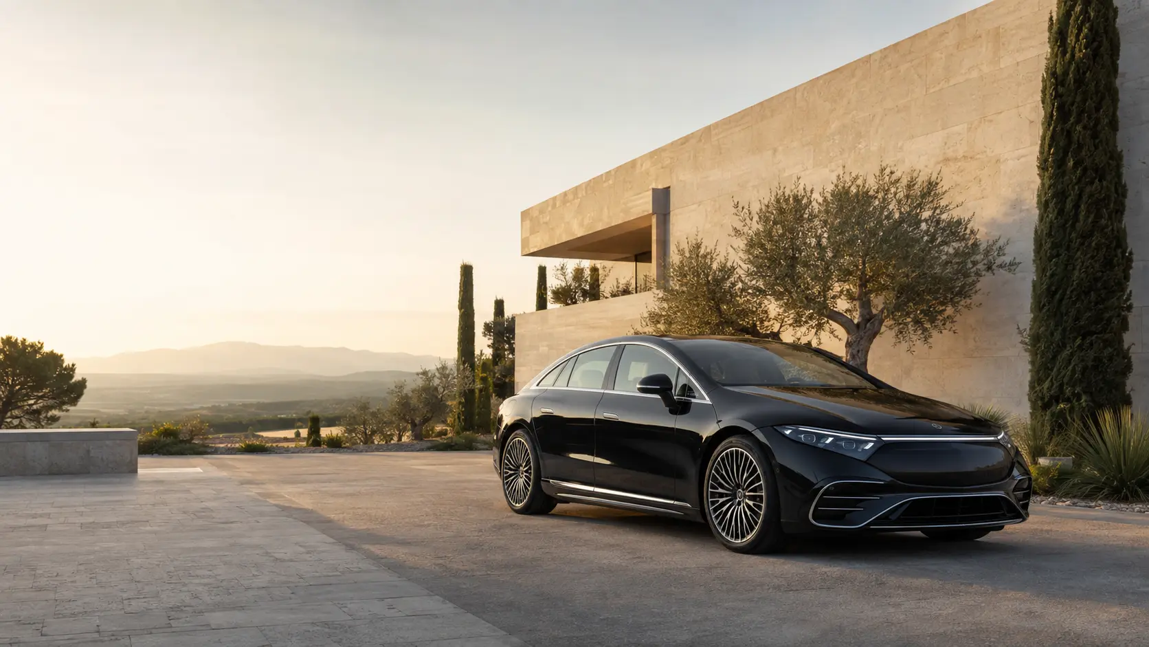 Mercedes EQS noire utilisée pour les prestations de chauffeur