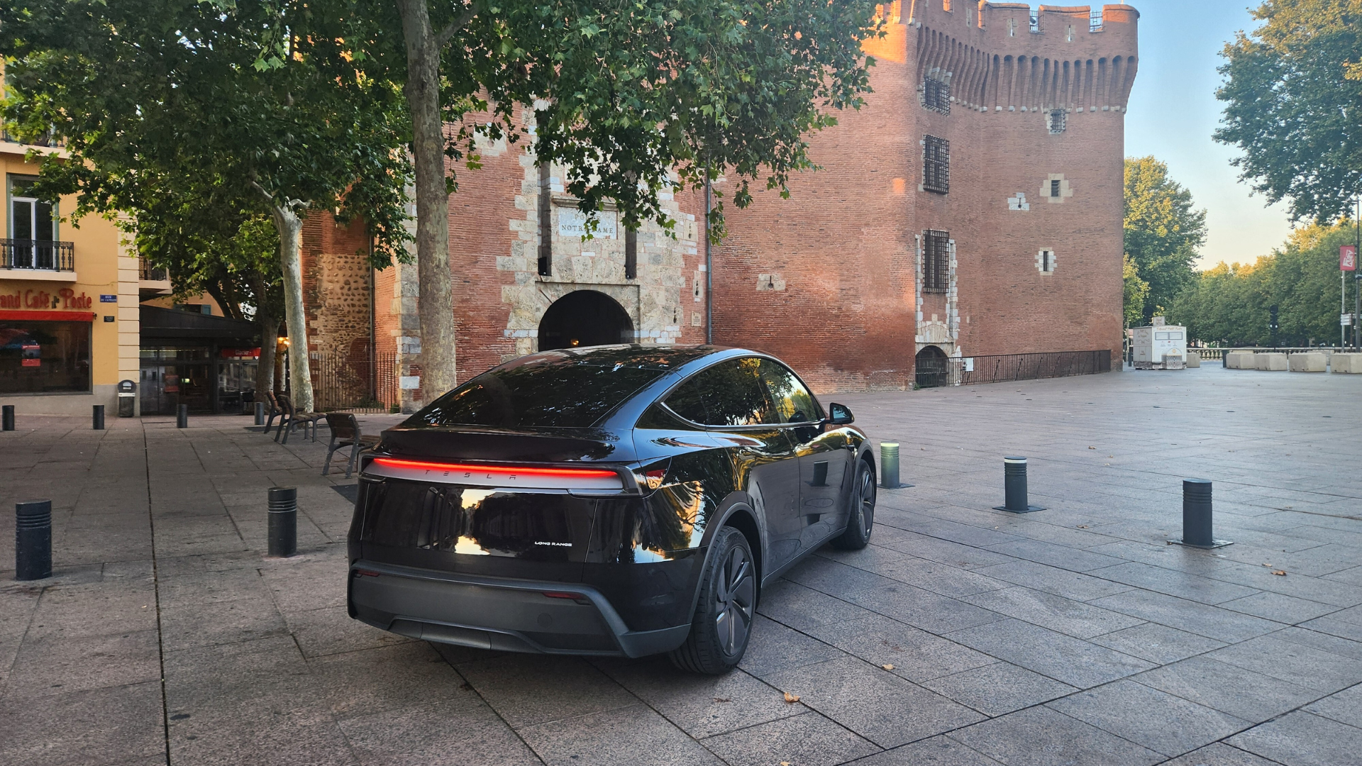 VTC Tesla devant le Castillet à Perpignan