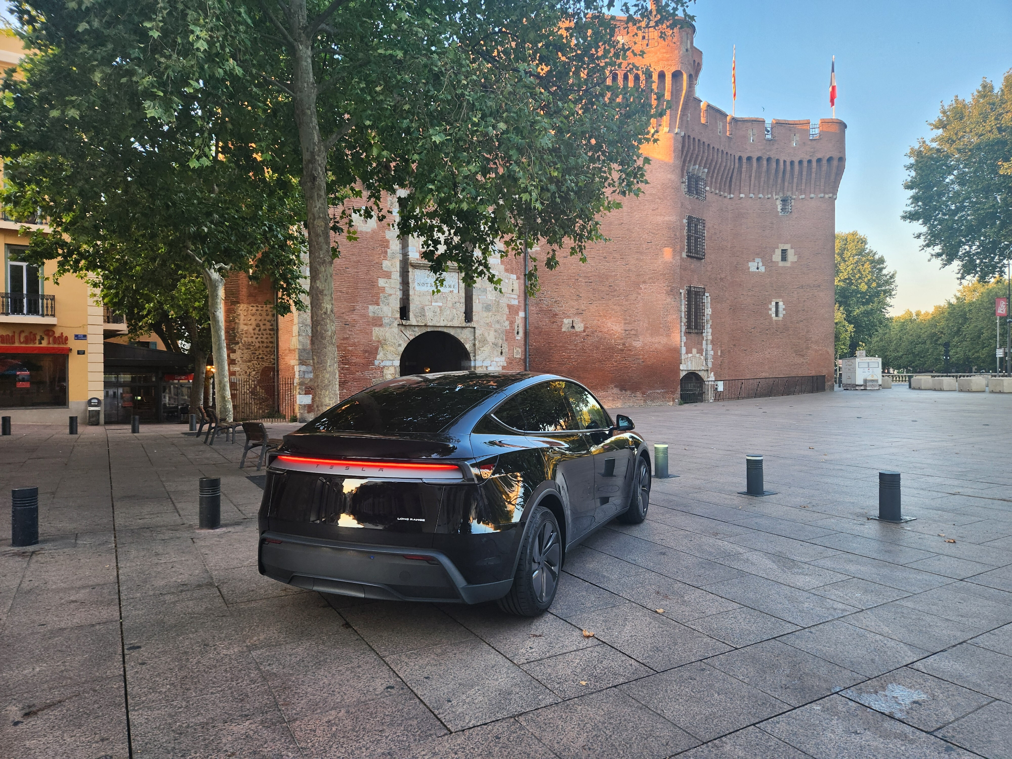 VTC Tesla devant le Castillet à Perpignan